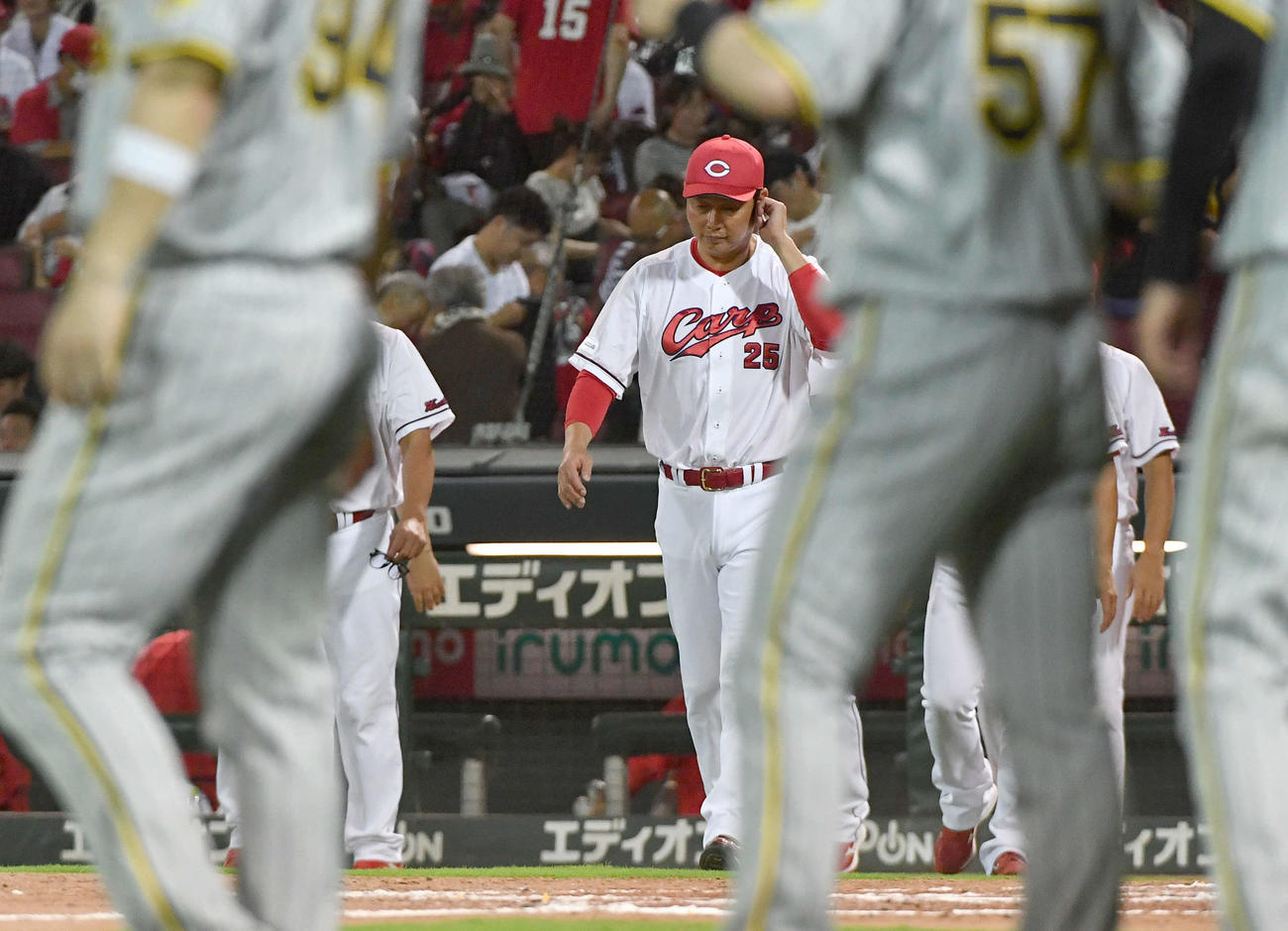 広島対阪神　阪神に敗れ、厳しい表情で整列に向かう広島新井監督（撮影・岩下翔太）