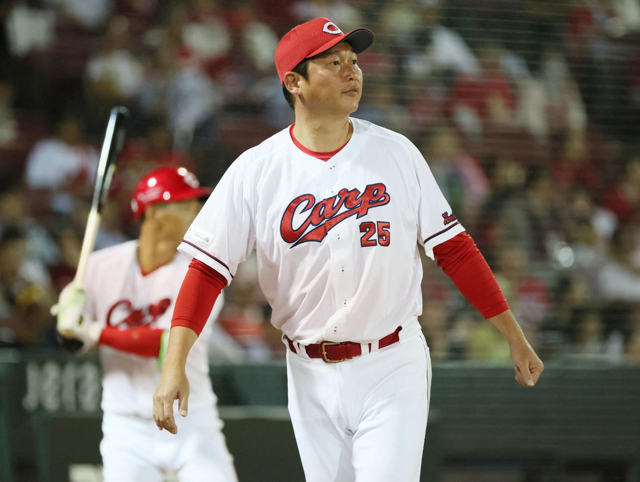 広島対阪神　6回裏、交代を告げる新井監督（撮影・加藤孝規）