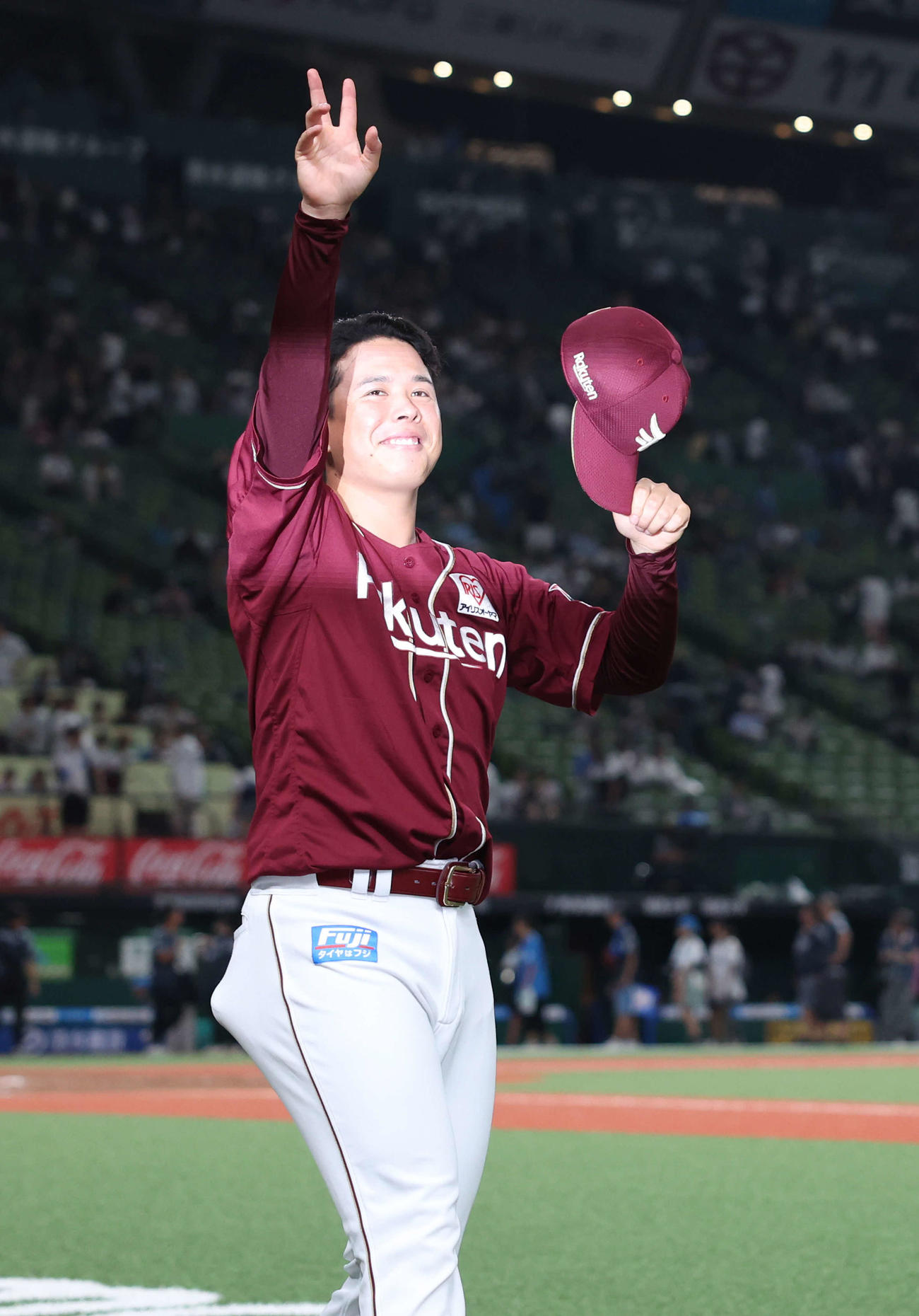 西武対楽天　西武に勝利し、観客席の声援に応える楽天藤井（撮影・河田真司）