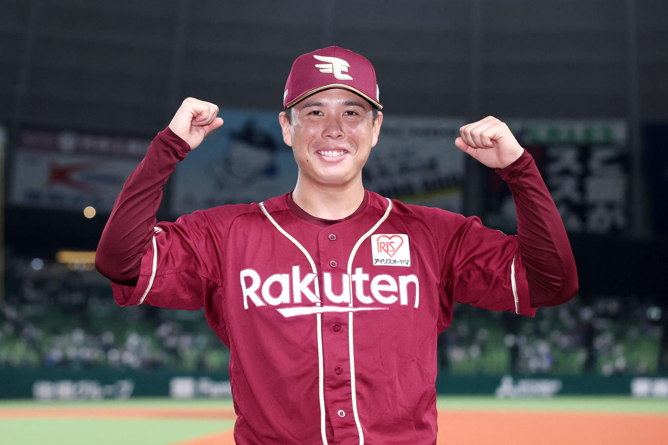 西武対楽天　西武に勝利し、ガッツポーズで写真に納まる楽天藤井（撮影・河田真司）