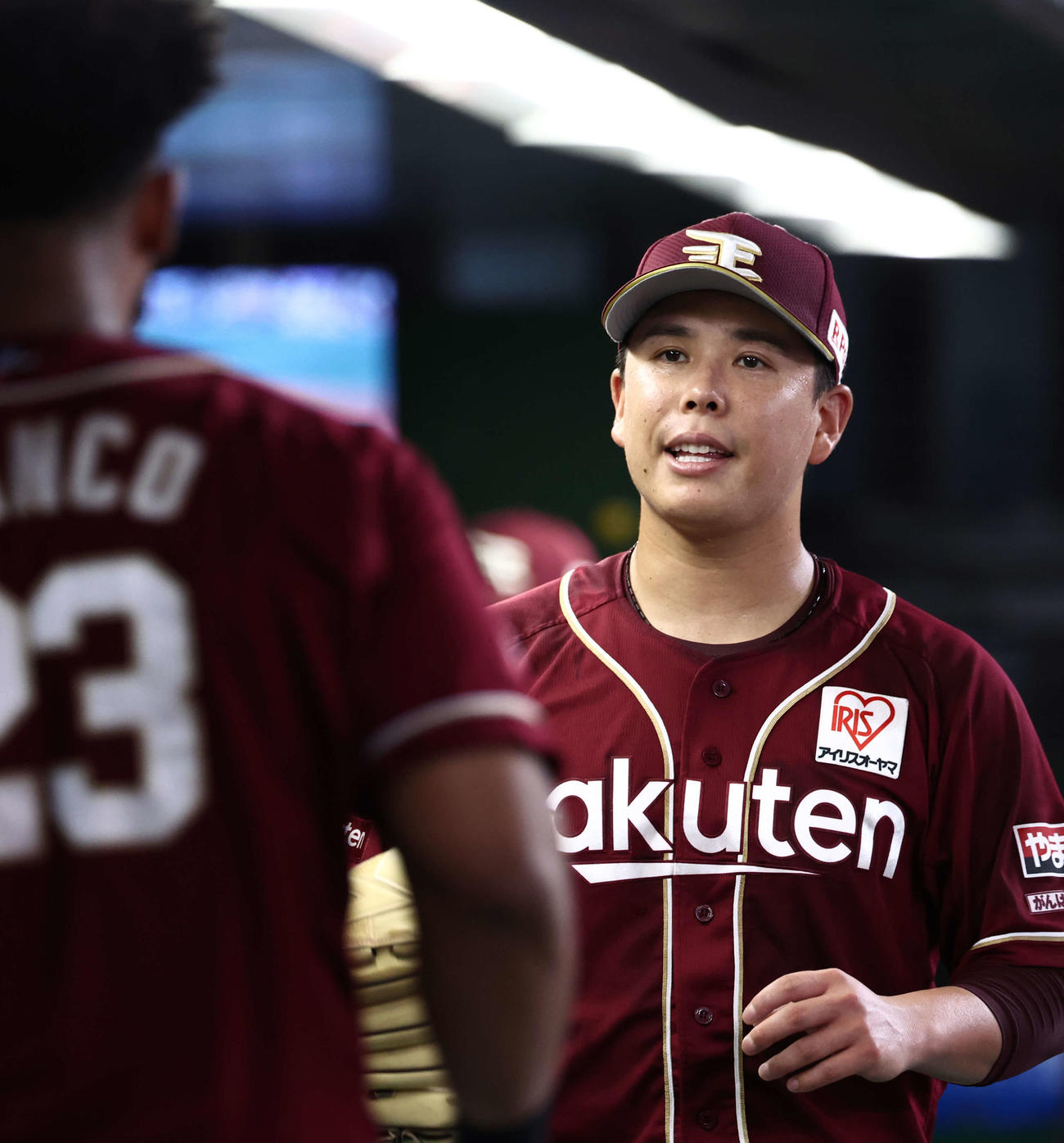 西武対楽天　6回裏を抑えベンチに戻る藤井（撮影・河田真司）