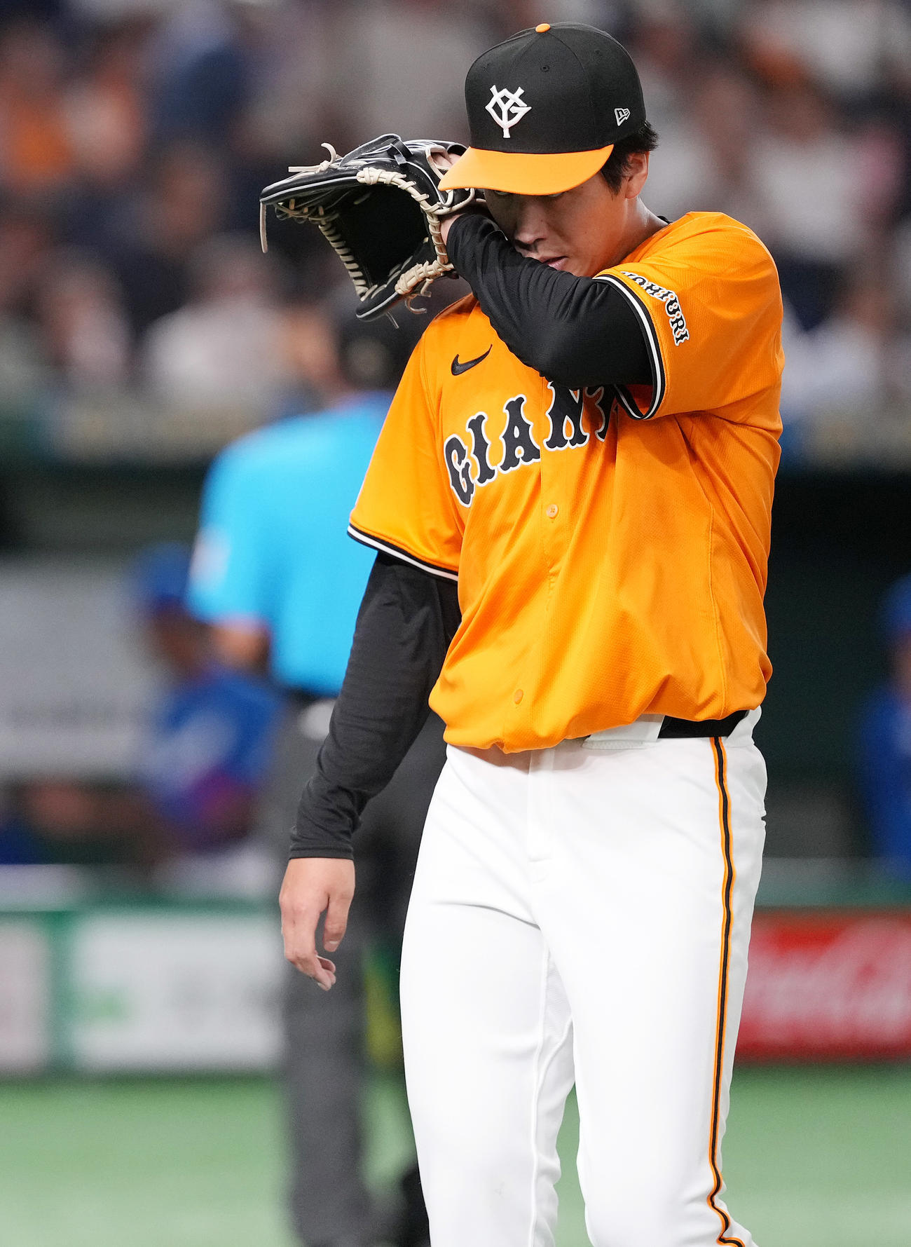 巨人対中日　5回表を終え、うつむきながらベンチへ戻る巨人西舘（撮影・鈴木みどり）