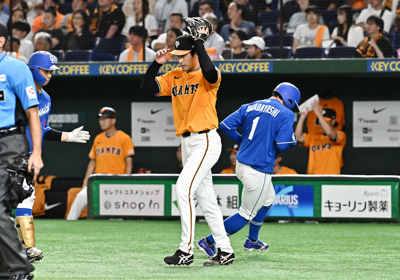 巨人対中日　5回表中日1死二、三塁、石川昂に犠飛を放した西舘（中央）（撮影・滝沢徹郎）