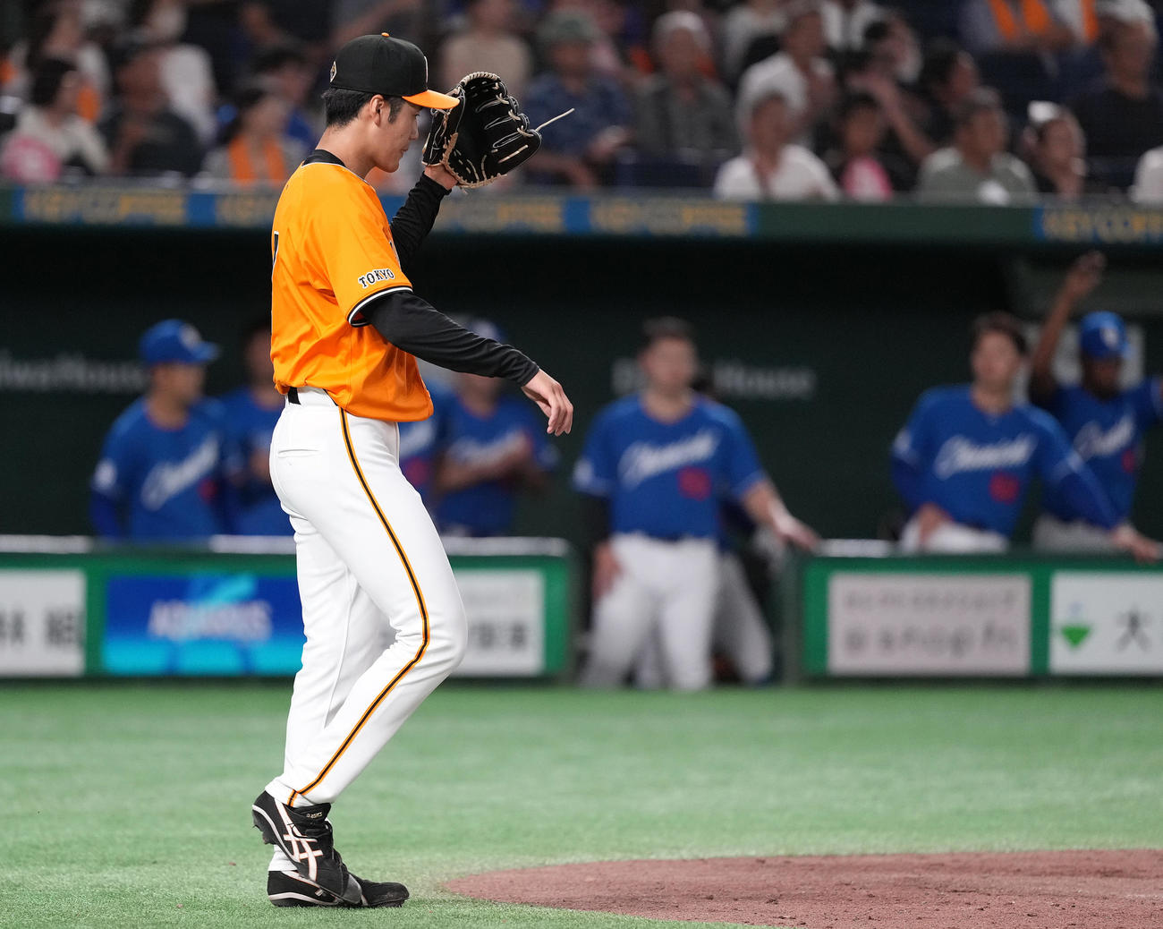 巨人対中日　5回表中日1死二、三塁、石川昂に左犠飛を浴び、浮かない表情の西舘（撮影・鈴木みどり）