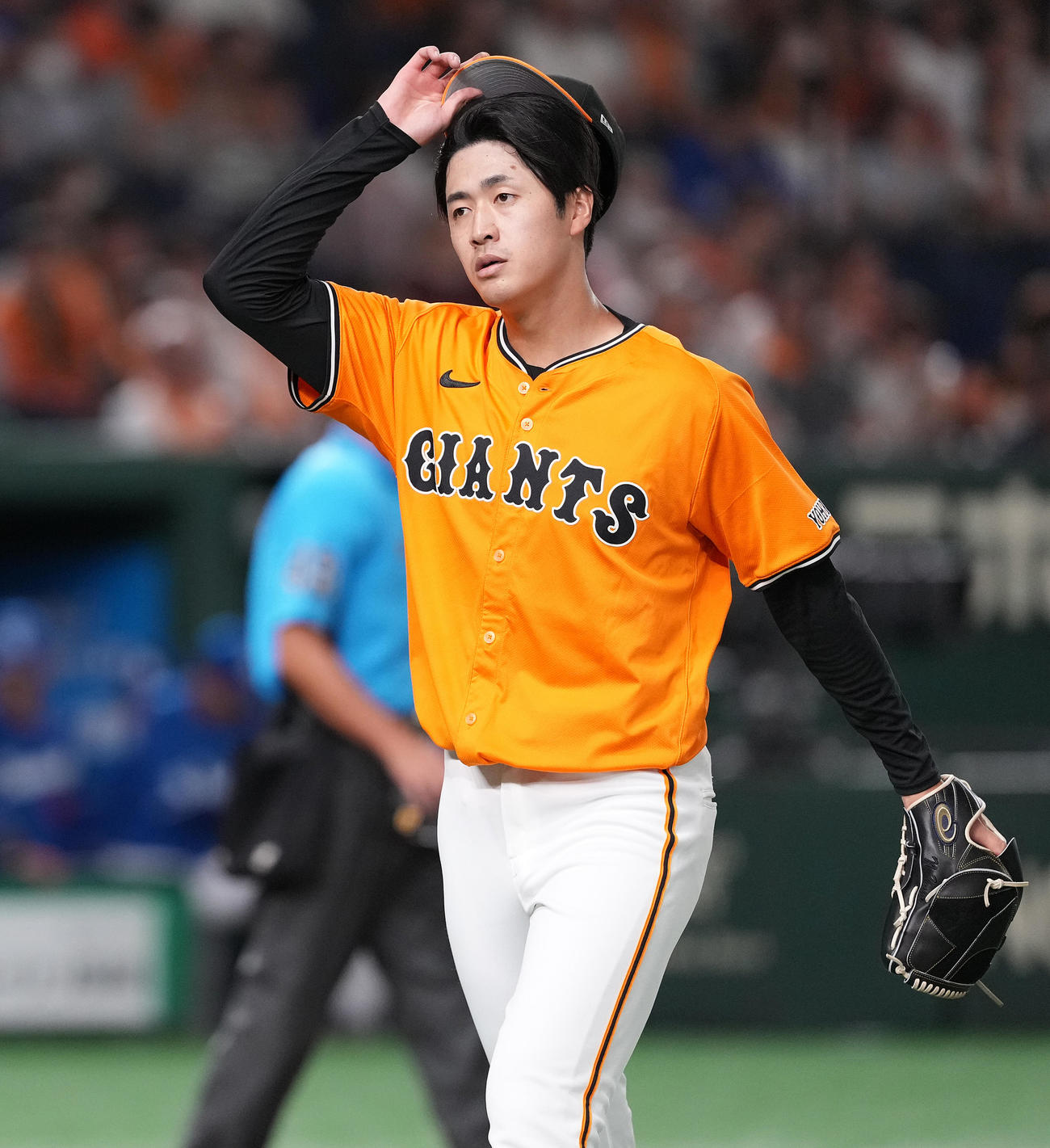 巨人対中日　4回表を終え、ベンチへ戻る巨人西舘（撮影・鈴木みどり）