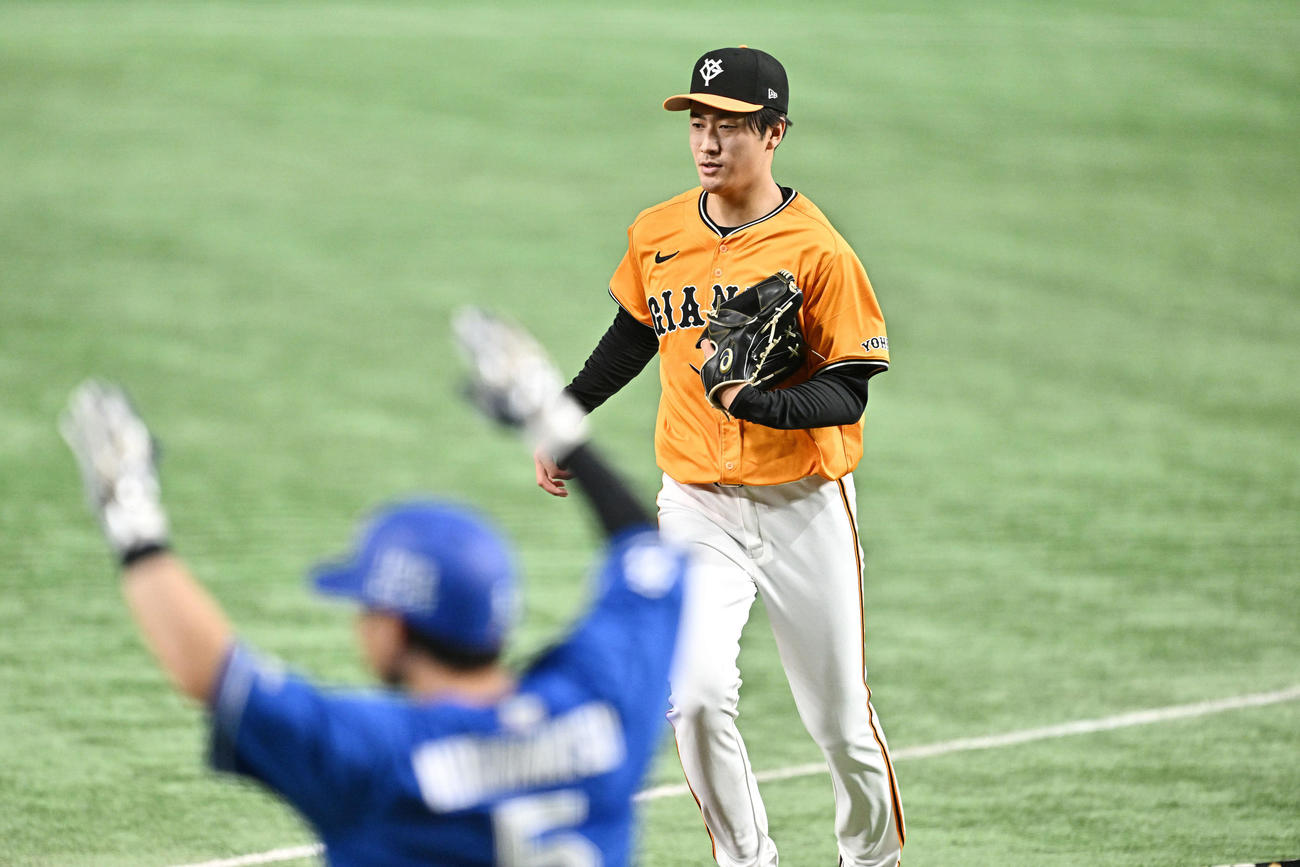 巨人対中日　1回表中日2死満塁、宇佐見に先制2点適時打を許す西舘（後方）（撮影・滝沢徹郎）