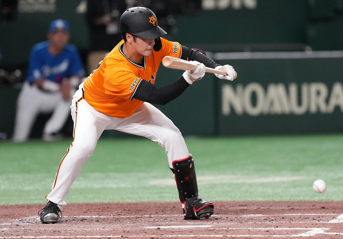 巨人対中日　2回裏巨人無死一塁、送りバントを失敗し、併殺に倒れる西舘（撮影・鈴木みどり）