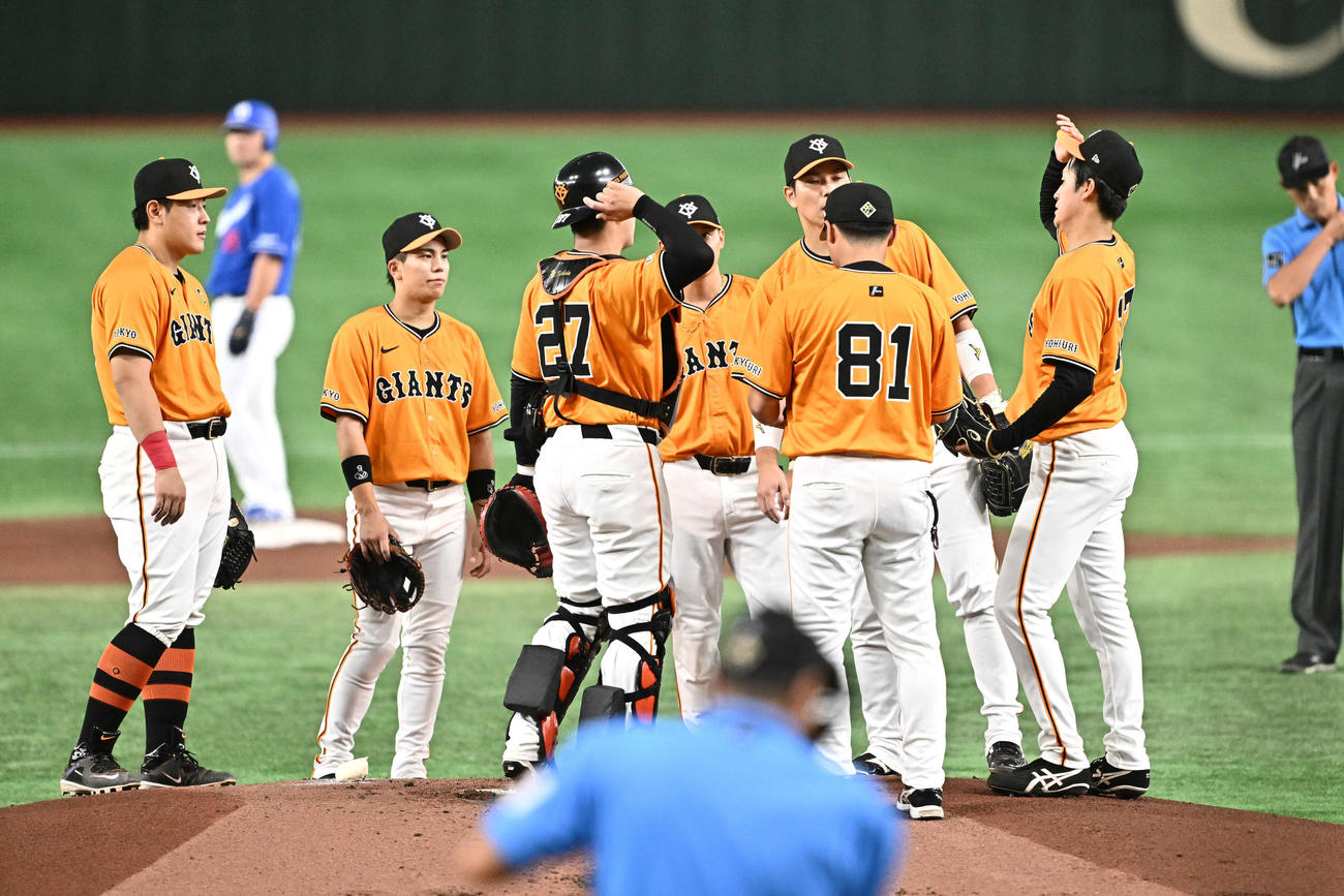 巨人対中日　1回表、ピンチにマウンドの巨人先発の西舘勇陽（右）のもとに集まるナイン（撮影・滝沢徹郎）
