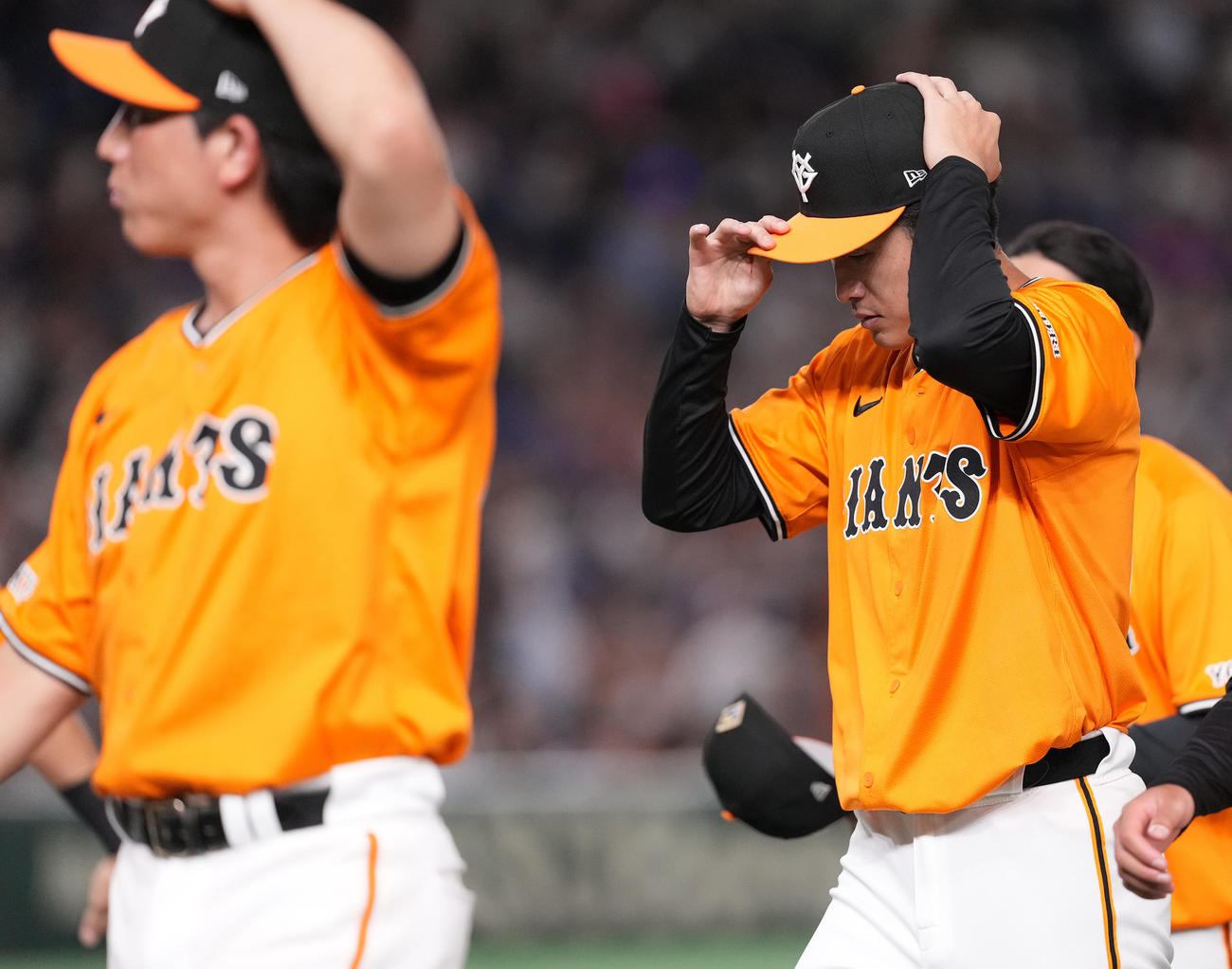 巨人対中日　中日に敗れ、引き揚げる巨人西舘（右）（撮影・鈴木みどり）