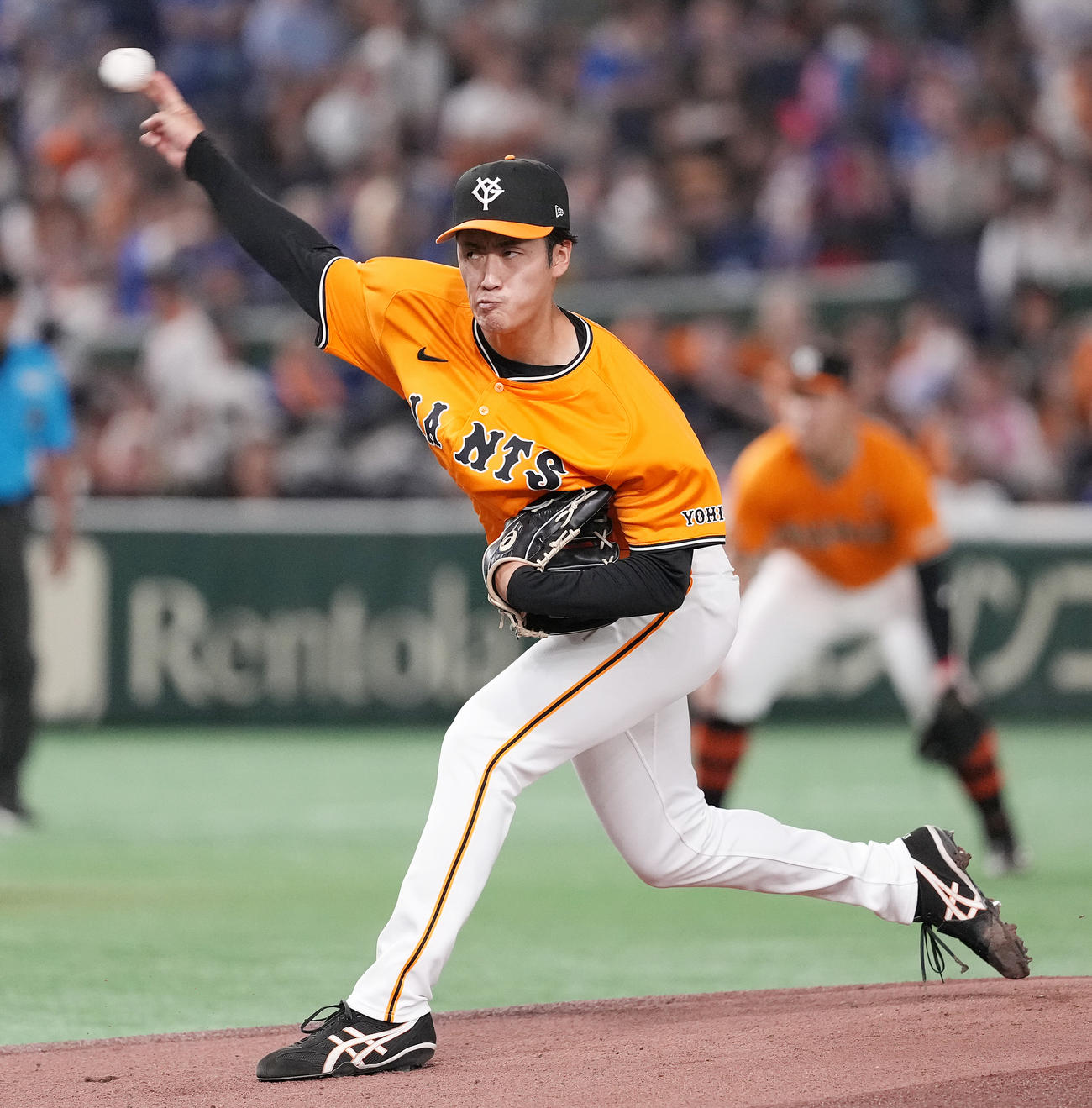 巨人対中日　先発し力投する巨人西舘（撮影・鈴木みどり）