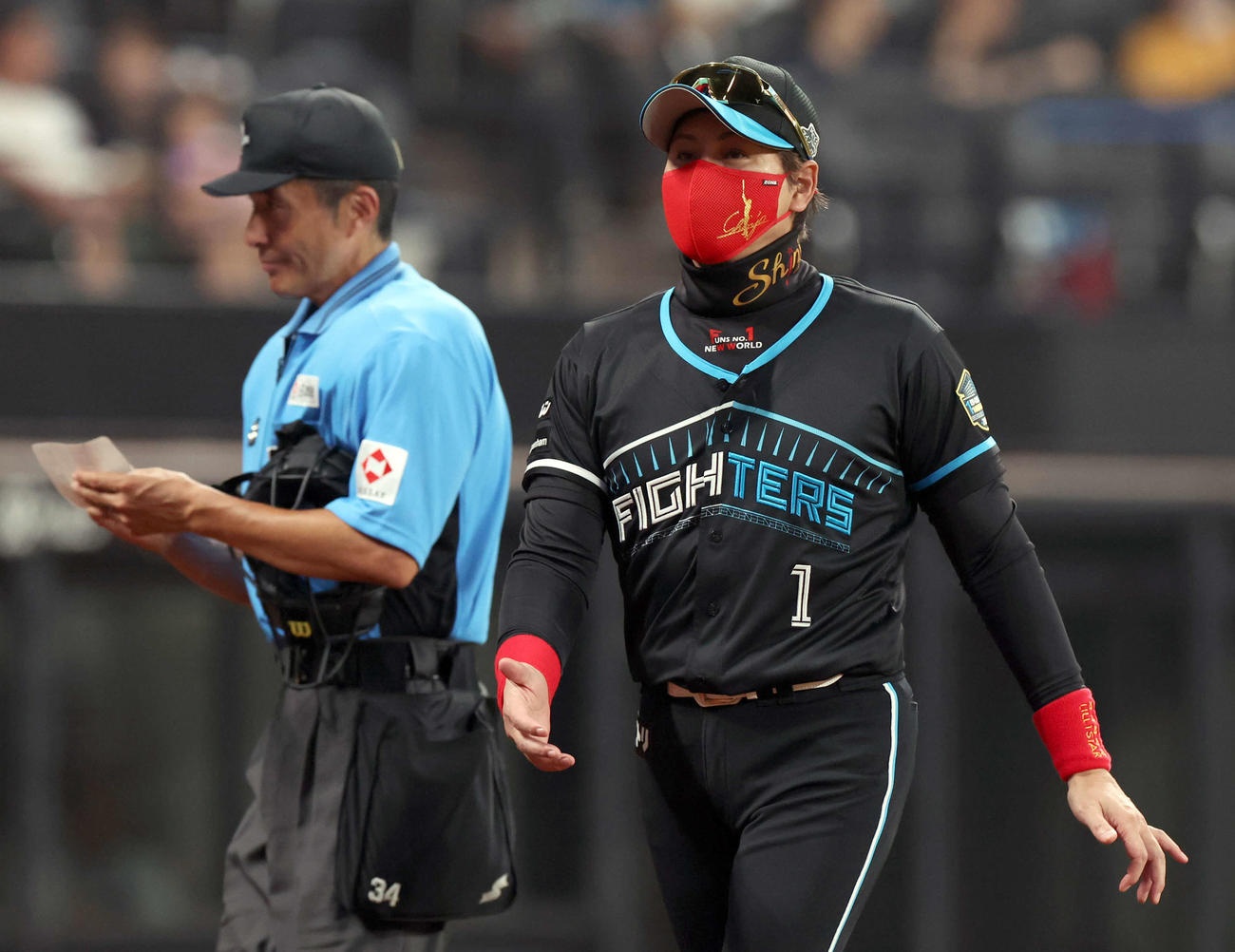 日本ハム対ソフトバンク　4回表、選手交代を告げる新庄監督（撮影・佐藤翔太）