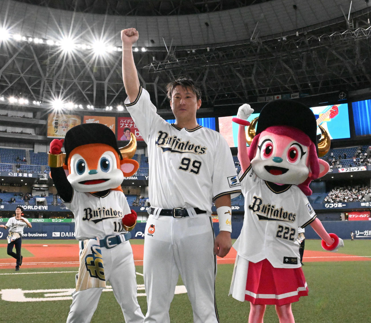 オリックス対ロッテ　ヒーローインタビュー後、昇天ポーズを取る杉本（撮影・和賀正仁）