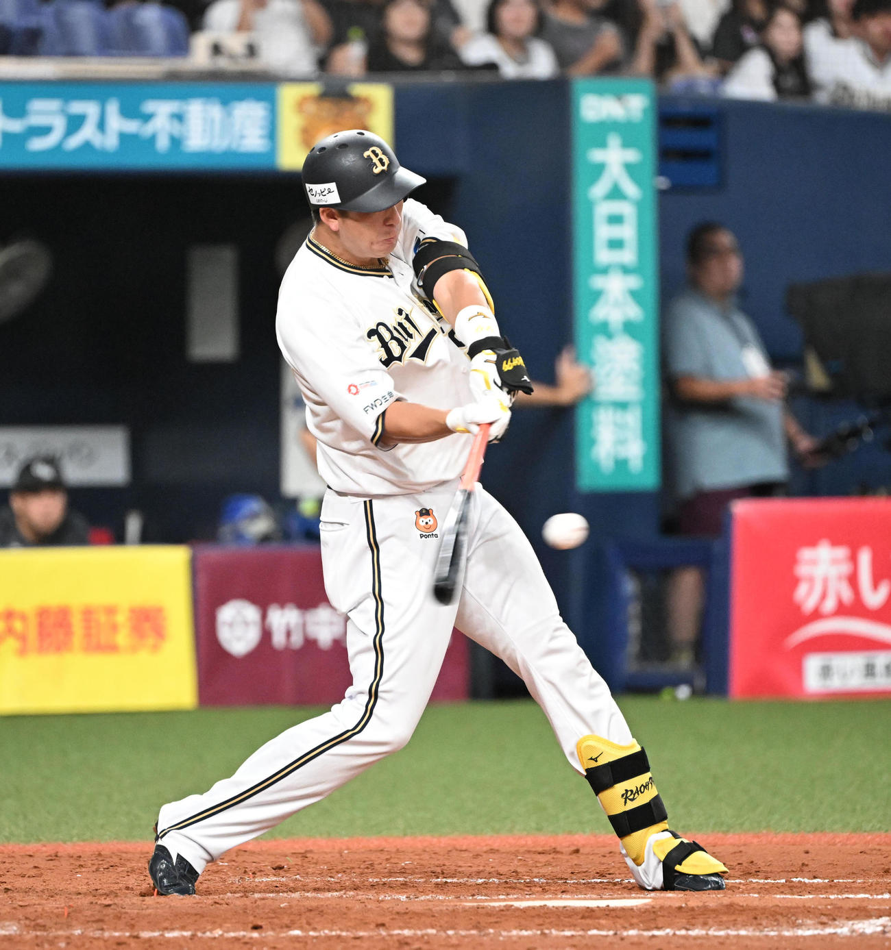 オリックス対ロッテ　9回裏オリックス2死、右中間にサヨナラ本塁打を放つ杉本（撮影・和賀正仁）