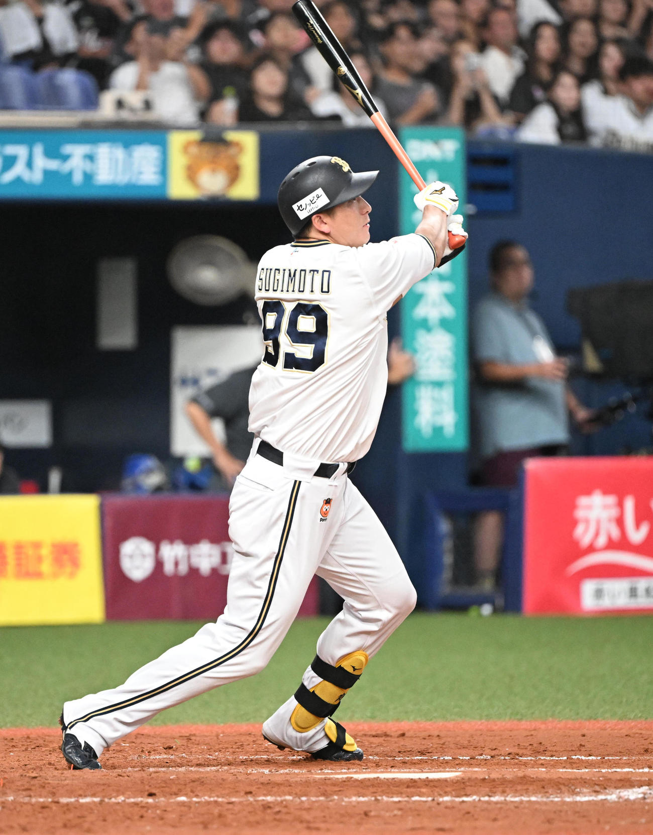 オリックス対ロッテ　9回裏オリックス2死、右中間にサヨナラ本塁打を放つ杉本（撮影・和賀正仁）