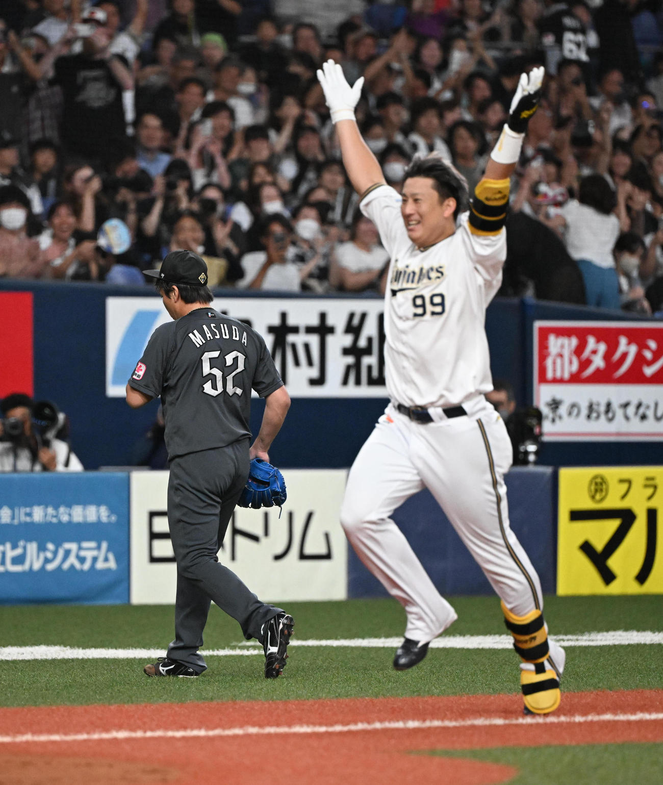 オリックス対ロッテ　9回裏オリックス2死、杉本（右）にサヨナラ本塁打を浴びベンチに引き揚げる益田（撮影・和賀正仁）
