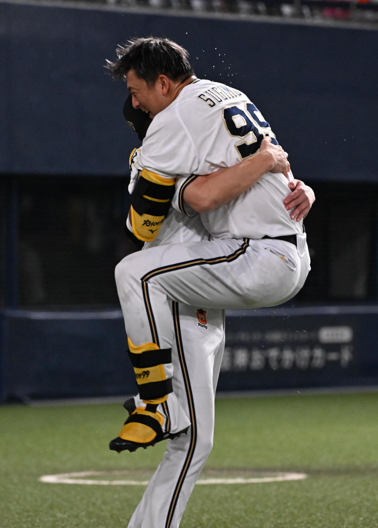 オリックス対ロッテ　9回裏オリックス2死、サヨナラ本塁打を放った杉本は中嶋監督と抱き合って喜ぶ（撮影・和賀正仁）