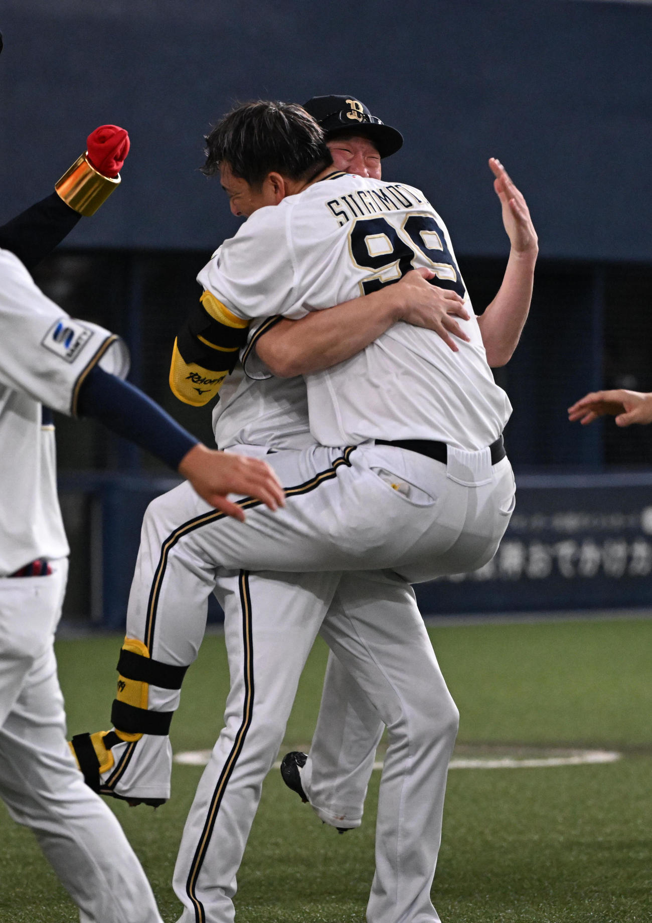 オリックス対ロッテ　9回裏オリックス2死、サヨナラ本塁打を放った杉本は中嶋監督と抱き合って喜ぶ（撮影・和賀正仁）