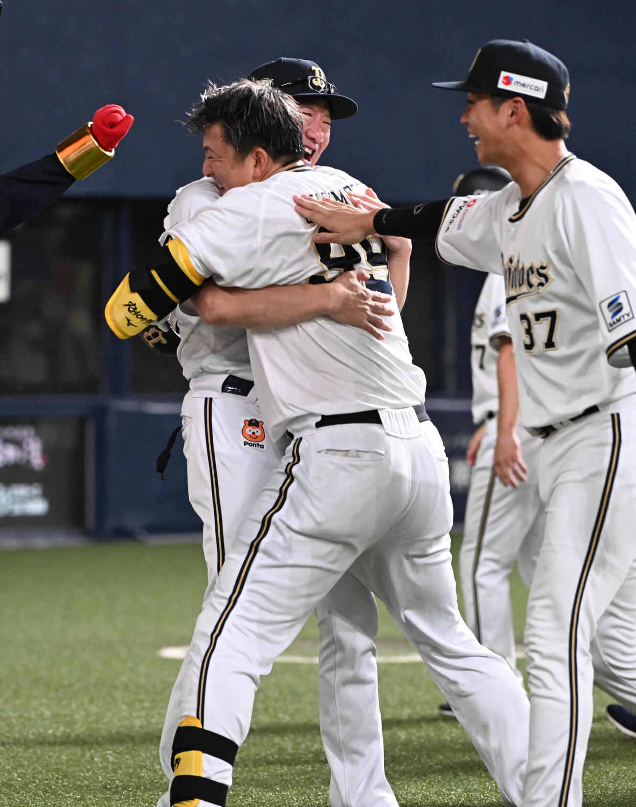 オリックス対ロッテ　9回裏オリックス2死、サヨナラ本塁打を放った杉本は中嶋監督と抱き合って喜ぶ（撮影・和賀正仁）