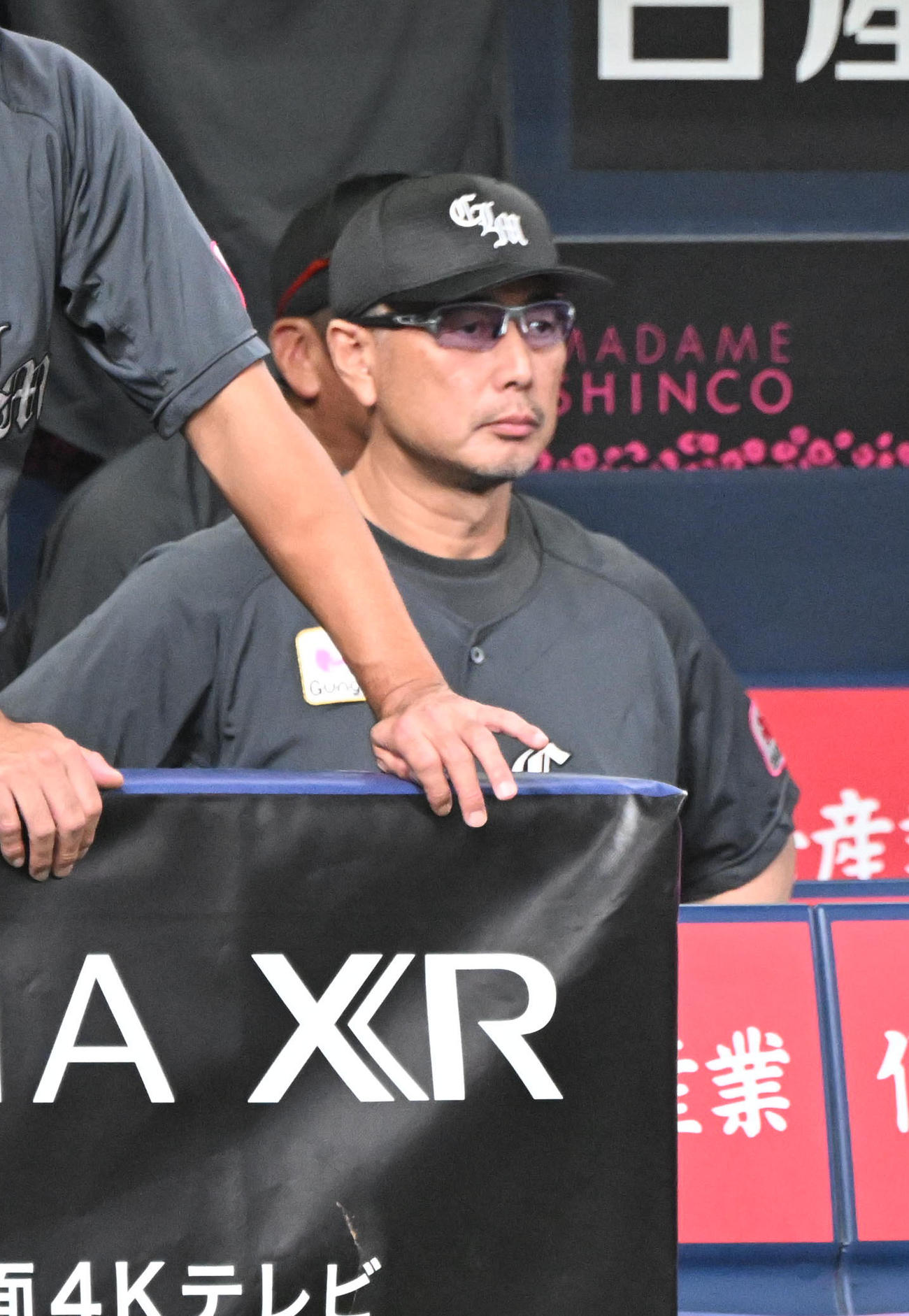 オリックス対ロッテ　6回、ベンチから戦況を見るロッテ吉井監督（撮影・和賀正仁）
