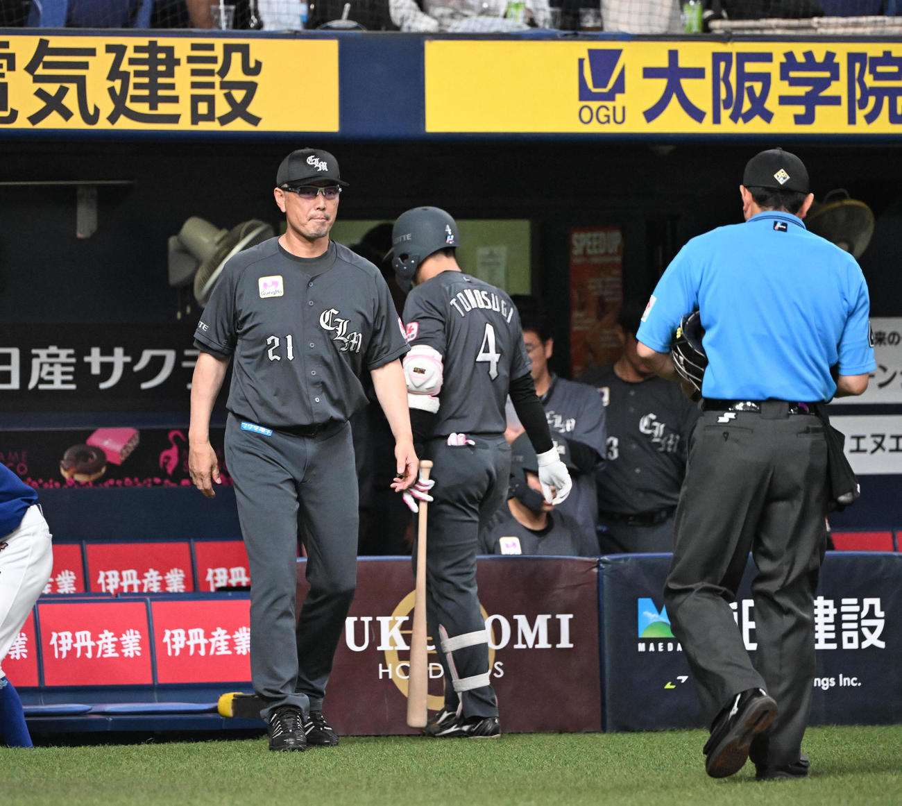 オリックス対ロッテ　9回表を終え、選手の交代を告げるロッテ吉井監督（撮影・和賀正仁）