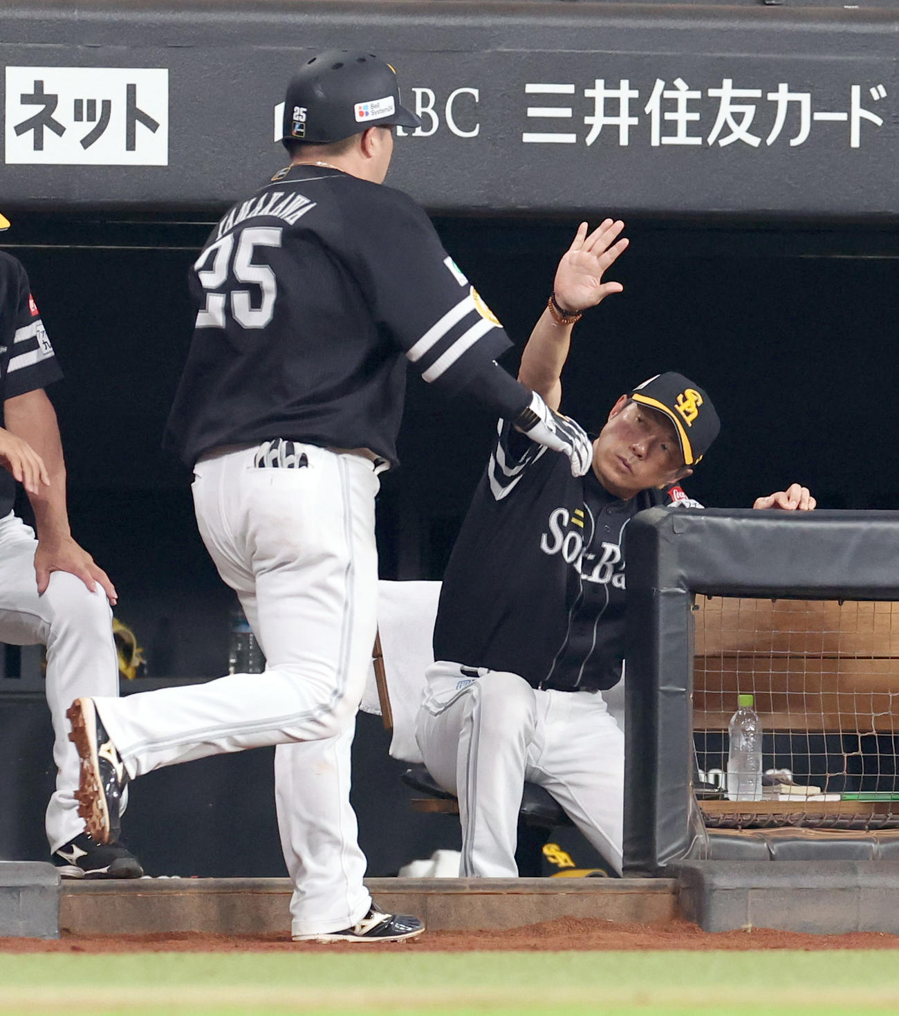 日本ハム対ソフトバンク　4回表ソフトバンク無死、左越え本塁打を放った山川（左手前）を出迎える小久保監督（撮影・佐藤翔太）