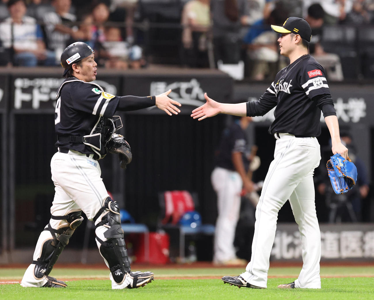 日本ハム対ソフトバンク　日本ハムに勝利し握手をするソフトバンク甲斐（左）と松本裕（撮影・佐藤翔太）