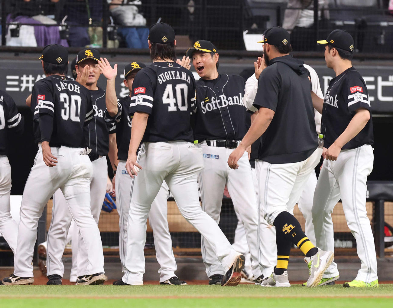 日本ハム対ソフトバンク　試合終了後、笑顔でナインを出迎える小久保監督（中央）（撮影・佐藤翔太）