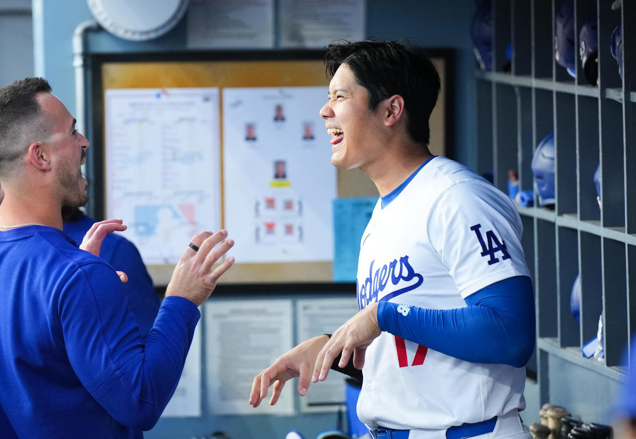 ドジャース対レイズ　散髪をした大谷（右）は、試合前にポーズをとる（撮影・菅敏）