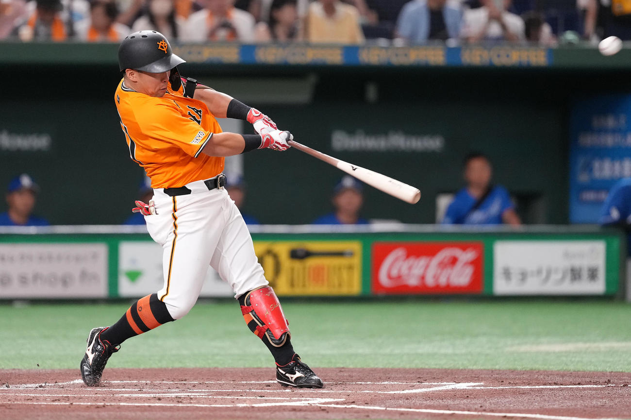 巨人対中日　1回裏巨人1死、左中間に先制のソロ本塁打を放つ浅野（撮影・鈴木みどり）