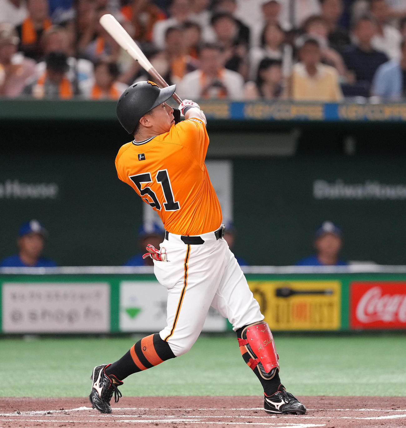 巨人対中日　1回裏巨人1死、左中間に先制のソロ本塁打を放つ浅野（撮影・鈴木みどり）