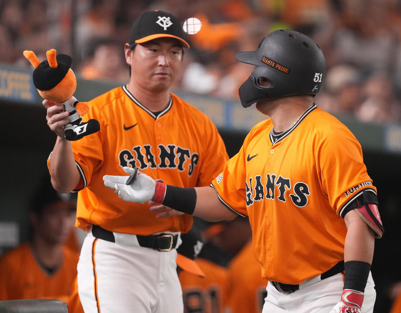 巨人対中日　1回裏巨人1死、左中間に先制のソロ本塁打を放った浅野（右）が客席に投げ込むぬいぐるみを1度奪う長野（撮影・鈴木みどり）