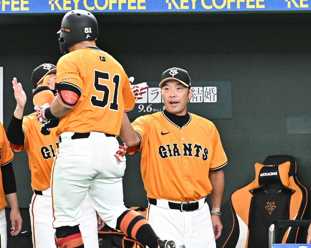 巨人対中日　1回裏巨人1死、先制ソロ本塁打を放った浅野（手前）を迎える阿部監督（撮影・滝沢徹郎）