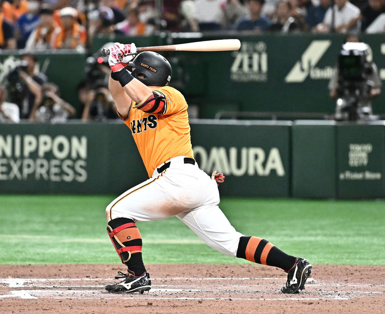 巨人対中日　6回裏巨人1死一、二塁、浅野は右中間へ適時打を放つ（撮影・滝沢徹郎）