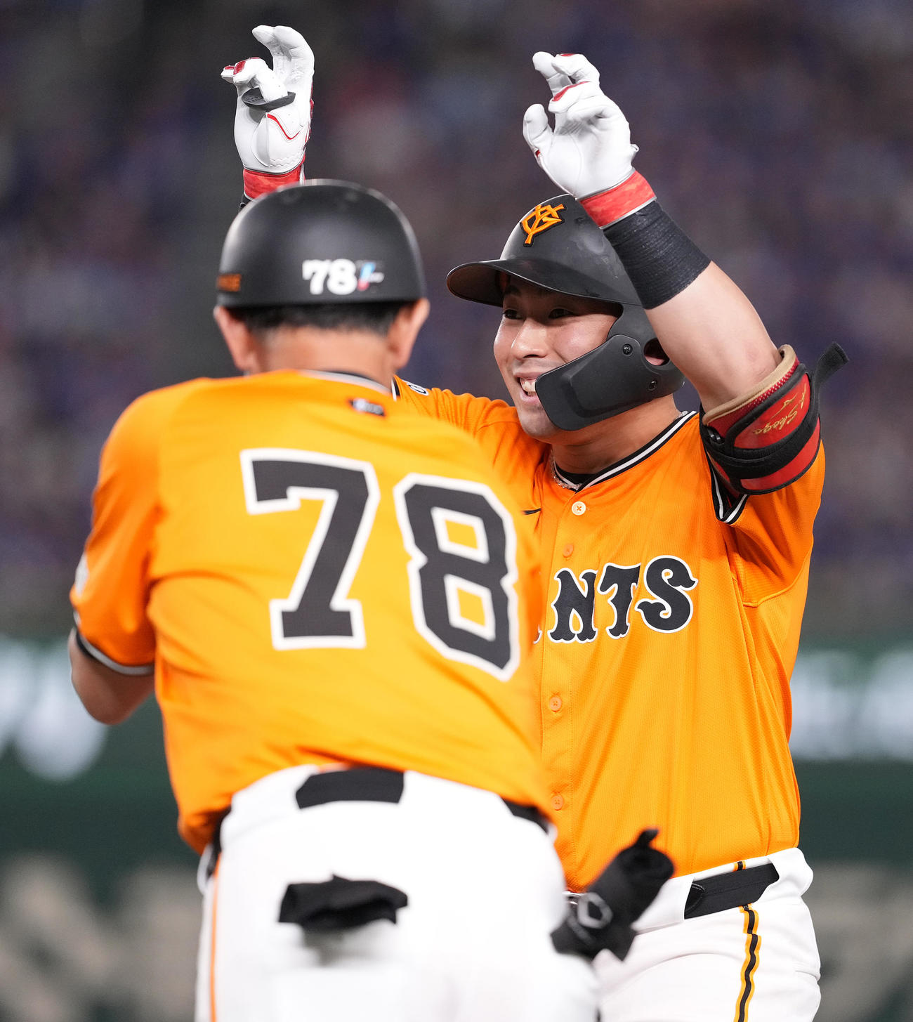 巨人対中日　6回裏巨人1死一、二塁、中前適時打を放ち、ポーズを取る浅野（撮影・鈴木みどり）