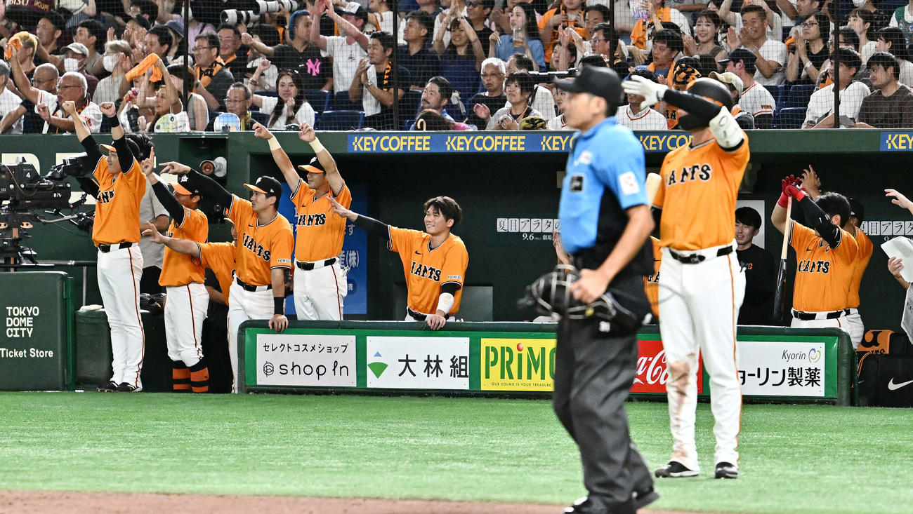 巨人対中日　6回裏巨人1死一、二塁、浅野の適時打に盛り上がる選手たち（撮影・滝沢徹郎）