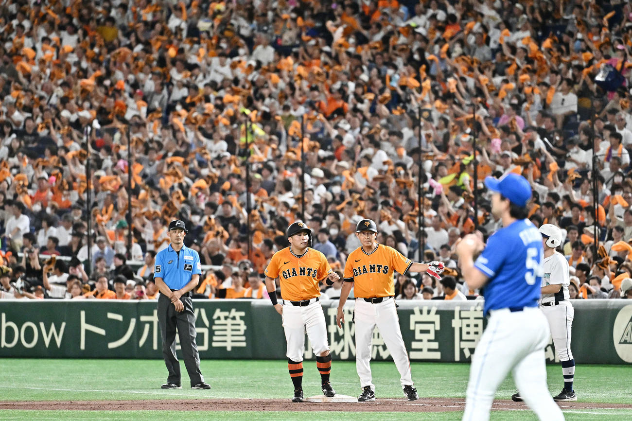 巨人対中日　6回裏巨人1死一、二塁、適時打を放った浅野（中左）（撮影・滝沢徹郎）