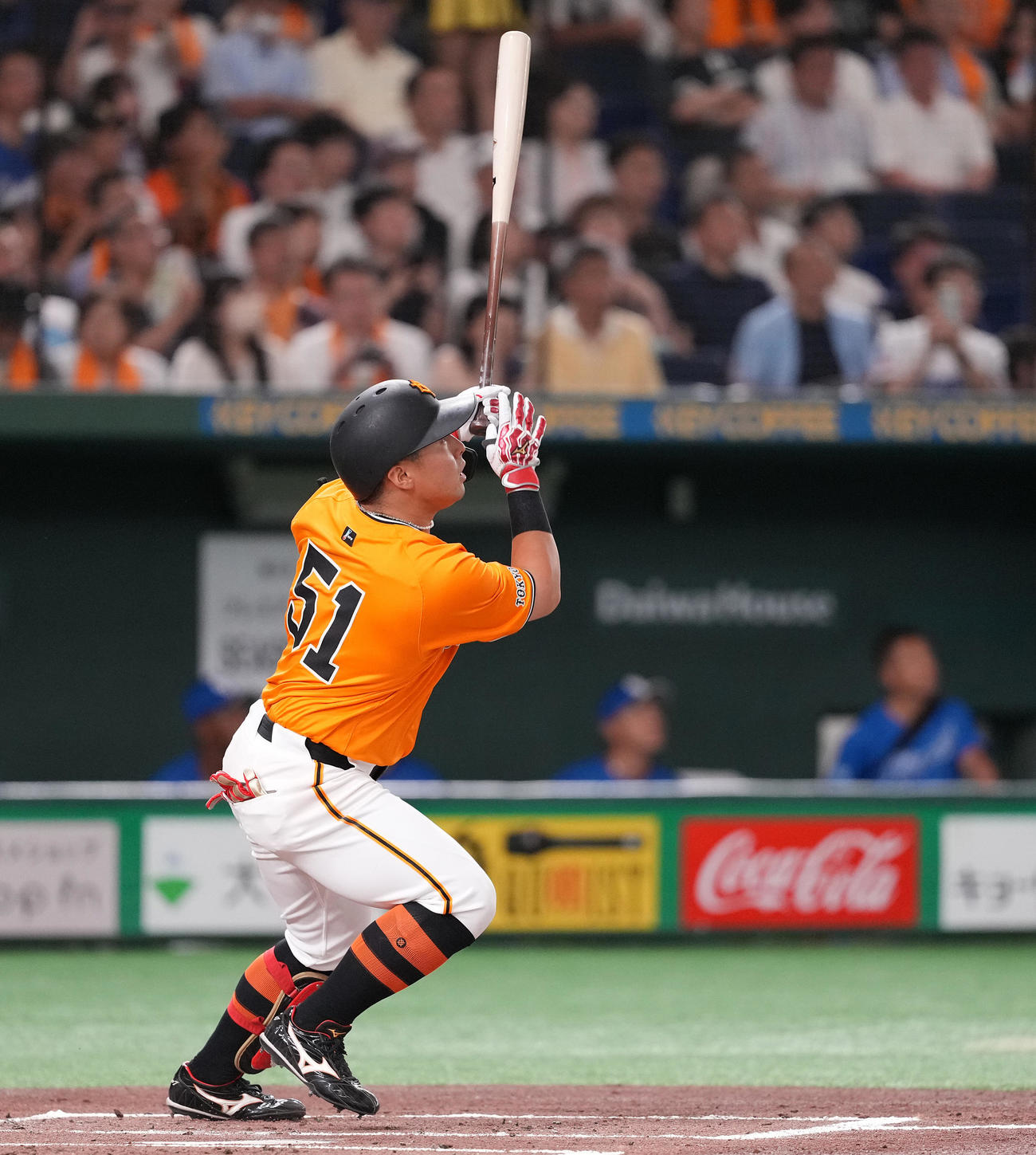 巨人対中日　1回裏巨人1死、左中間に先制のソロ本塁打を放つ浅野（撮影・鈴木みどり）