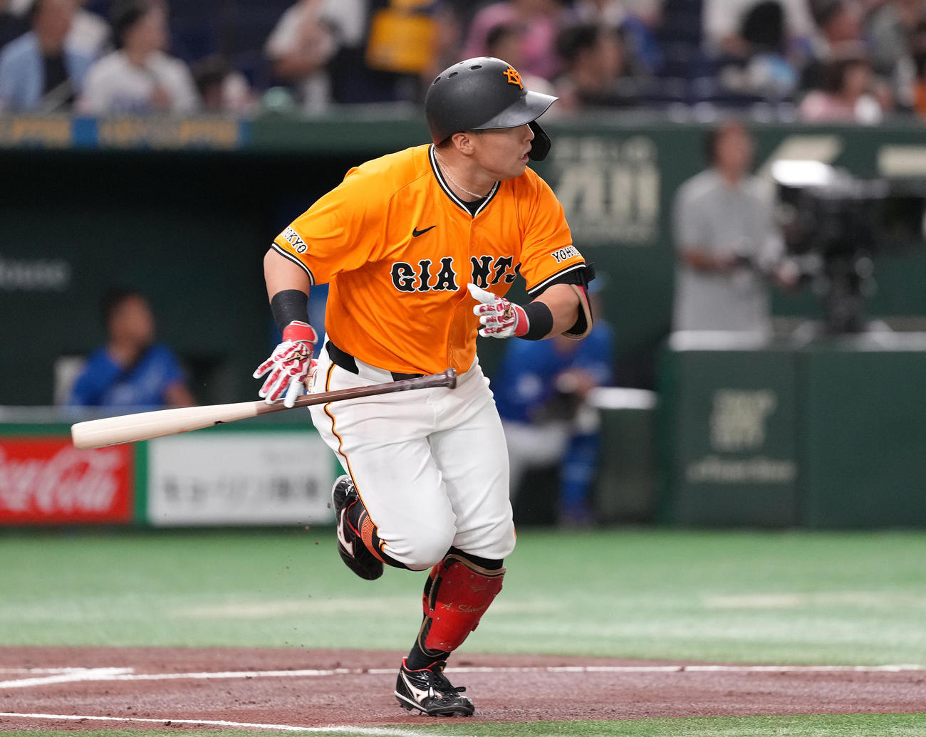 巨人対中日　1回裏巨人1死、左中間に先制のソロ本塁打を放つ浅野（撮影・鈴木みどり）