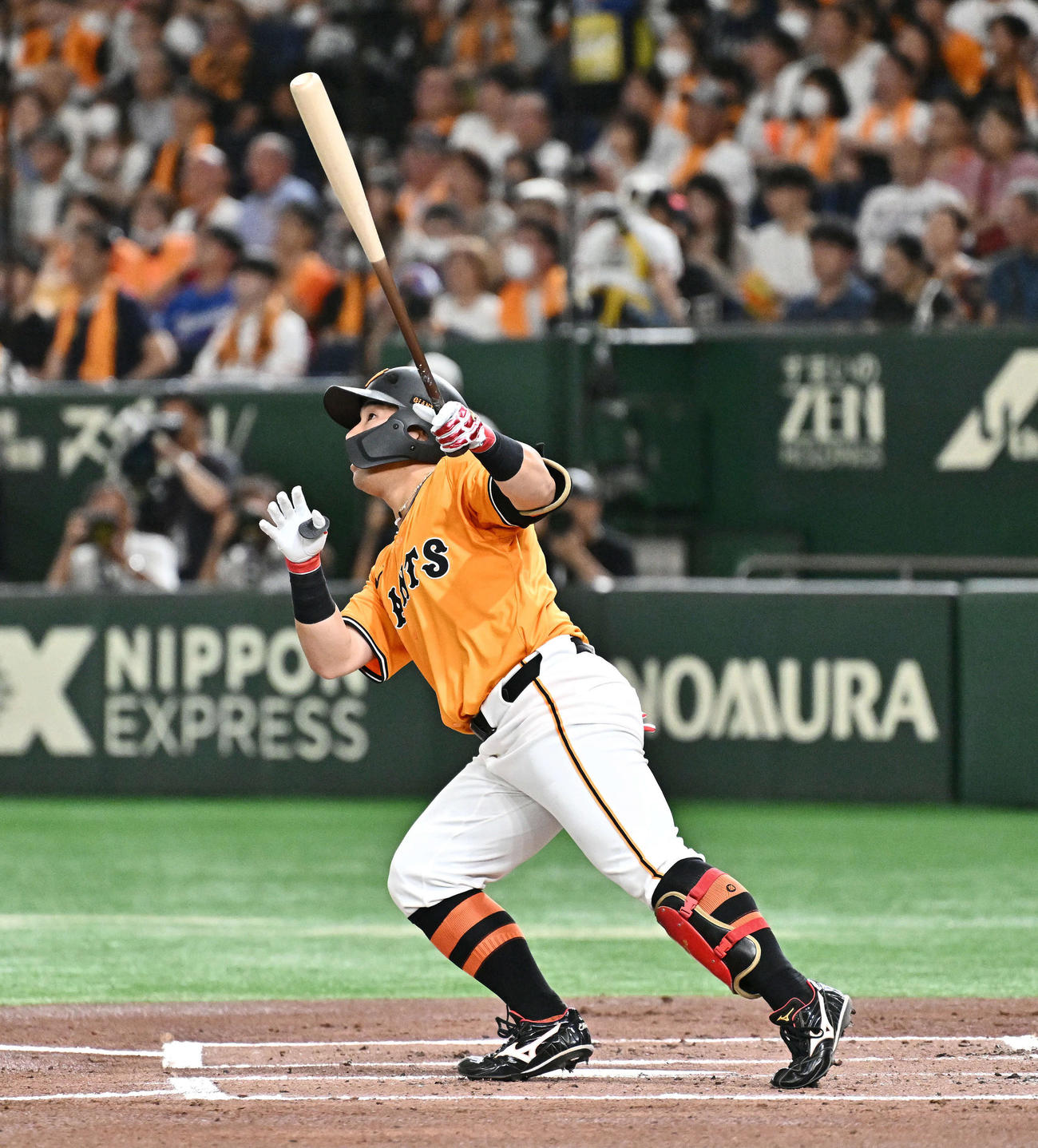 巨人対中日　1回裏巨人1死、浅野は左中間へ先制ソロ本塁打を放つ（撮影・滝沢徹郎）