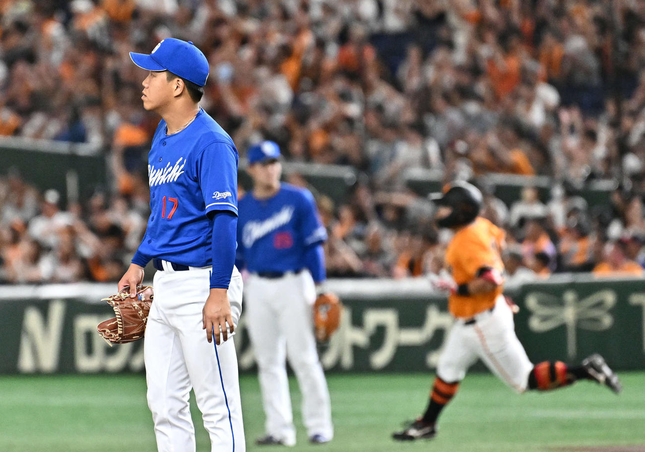 巨人対中日　1回裏巨人1死、浅野（後方右）に先制ソロ本塁打を許す柳（撮影・滝沢徹郎）