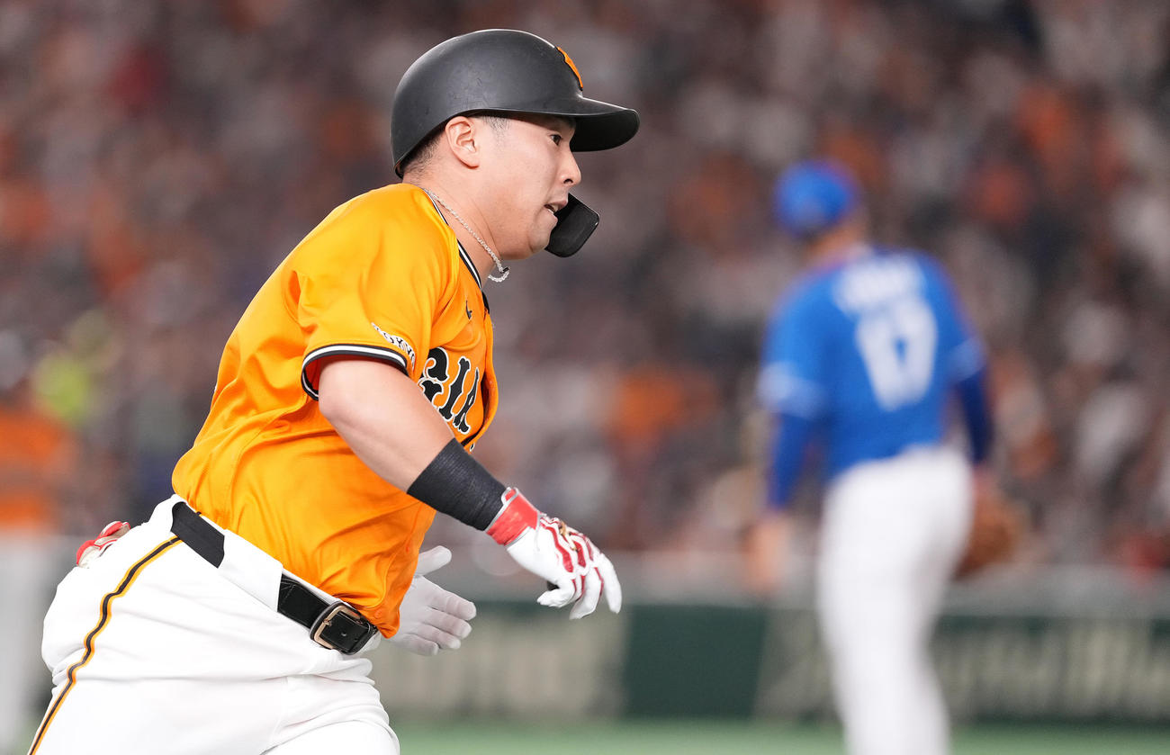 巨人対中日　1回裏巨人1死、左中間に先制のソロ本塁打を放ち、一塁へ向かう浅野（撮影・鈴木みどり）