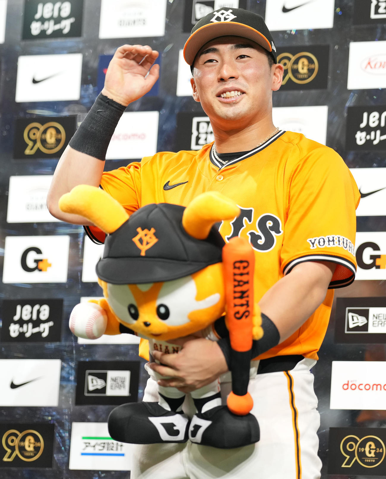 巨人対中日　ヒーローインタビューで笑顔の巨人浅野（撮影・鈴木みどり）