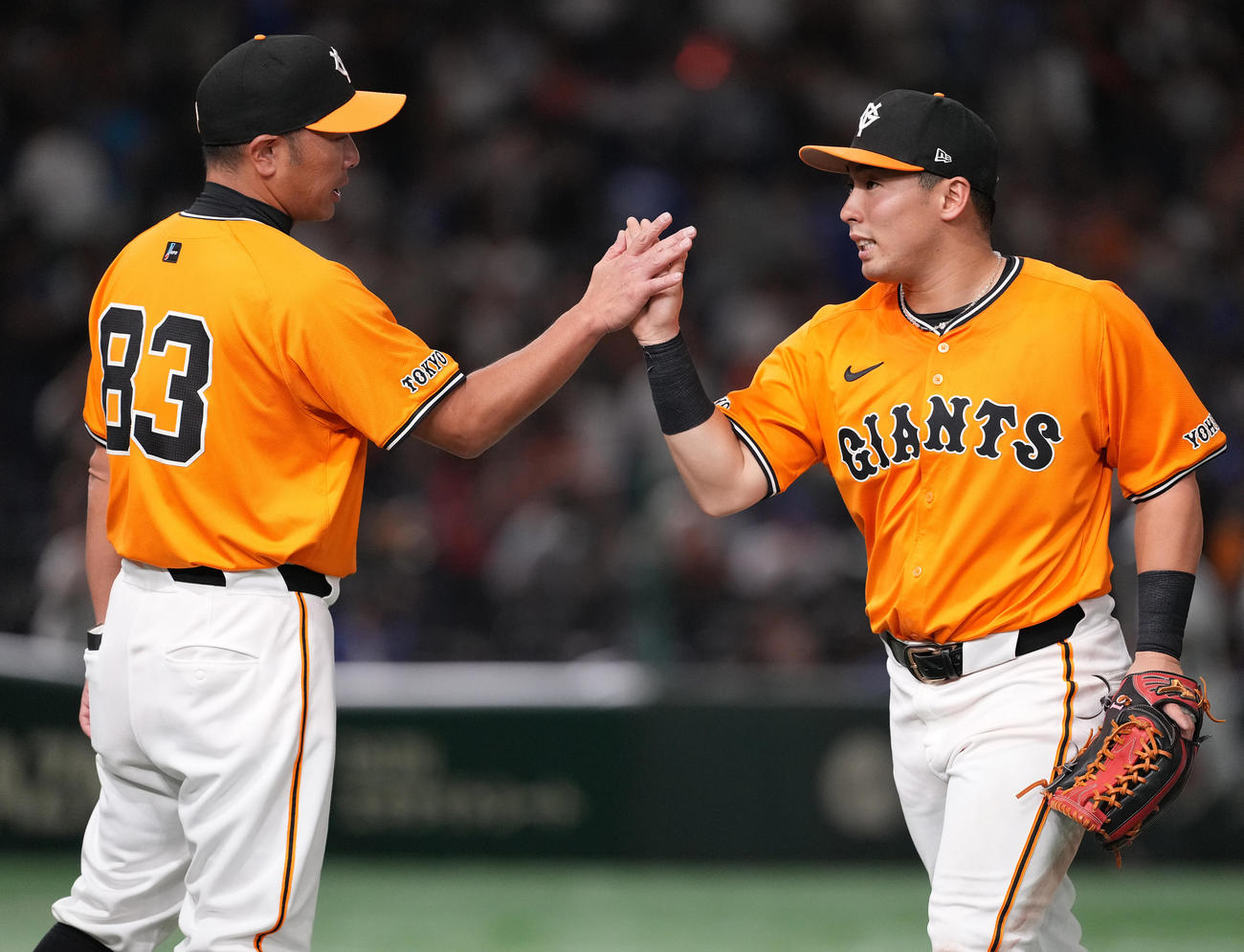 巨人対中日　中日に勝利し、阿部監督（左）とハイタッチする巨人浅野（撮影・鈴木みどり）