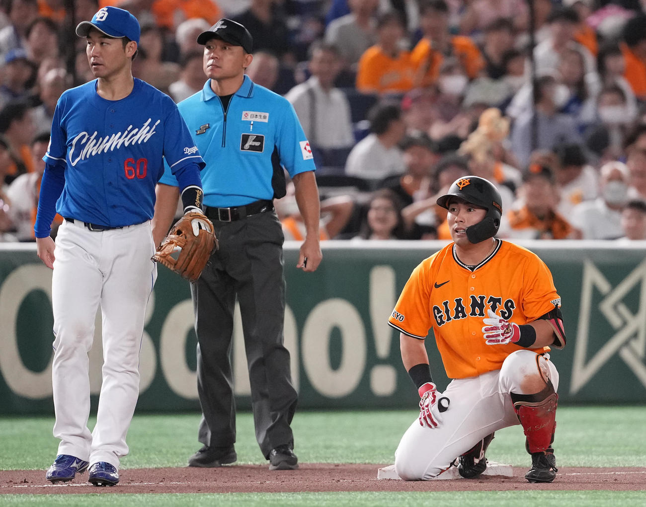 巨人対中日　8回裏巨人1死一塁、左二塁打を放った浅野は一塁走者丸が本塁でアウトとなり、浮かない表情（撮影・鈴木みどり）
