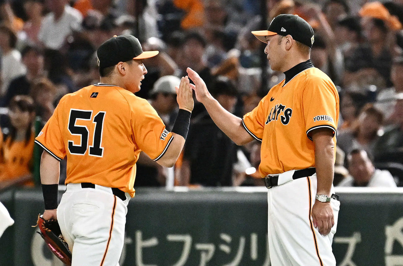 巨人対中日　勝利を飾りタッチをかわす巨人浅野（左）と阿部監督（撮影・滝沢徹郎）