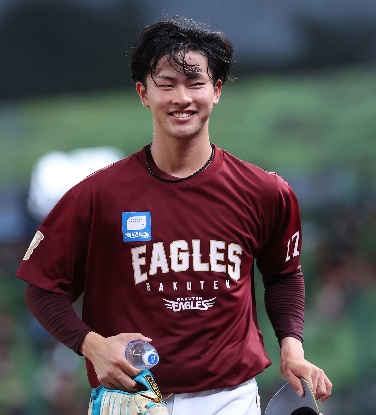 西武対楽天　試合前、練習を終え笑顔で移動する古謝（撮影・河田真司）