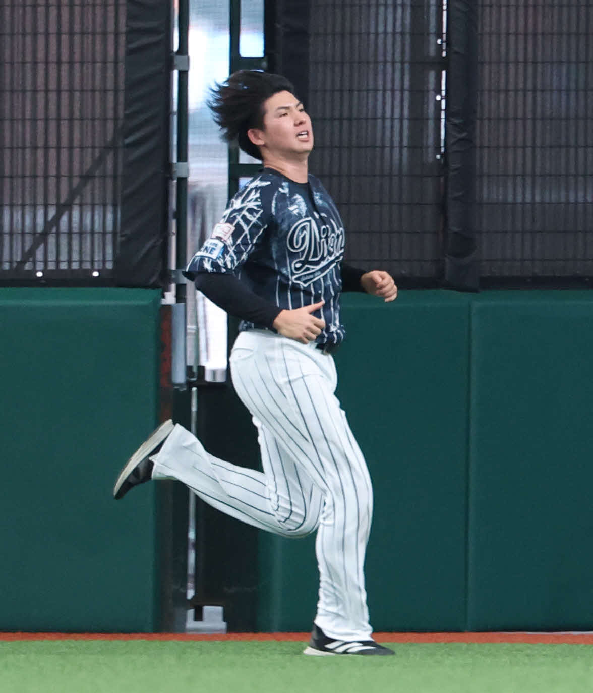 西武対楽天　試合前、ウオーミングアップする西武武内（撮影・河田真司）