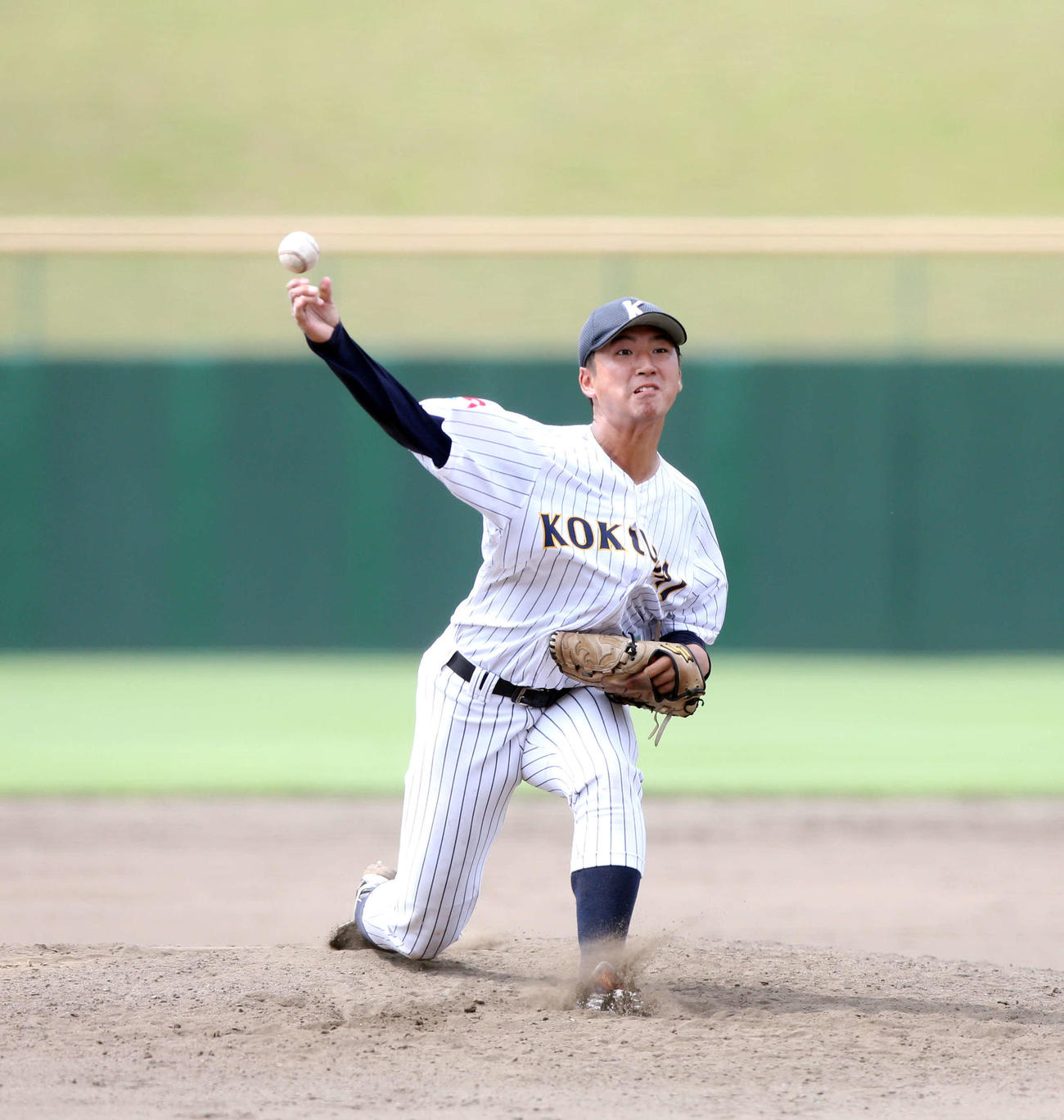 石巻専大対東日本国際大　3番手で登板し、3回1失点の東日本国際大・藤井（撮影・木村有優）