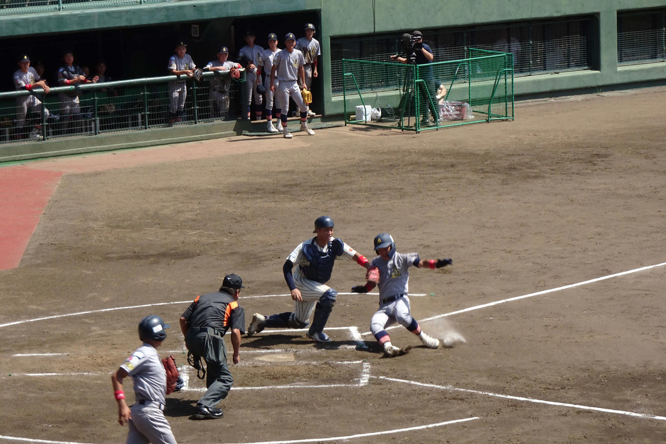2回表青森山田2死二塁。二塁走者の牧野は中前打で本塁を突くもタッチアウト