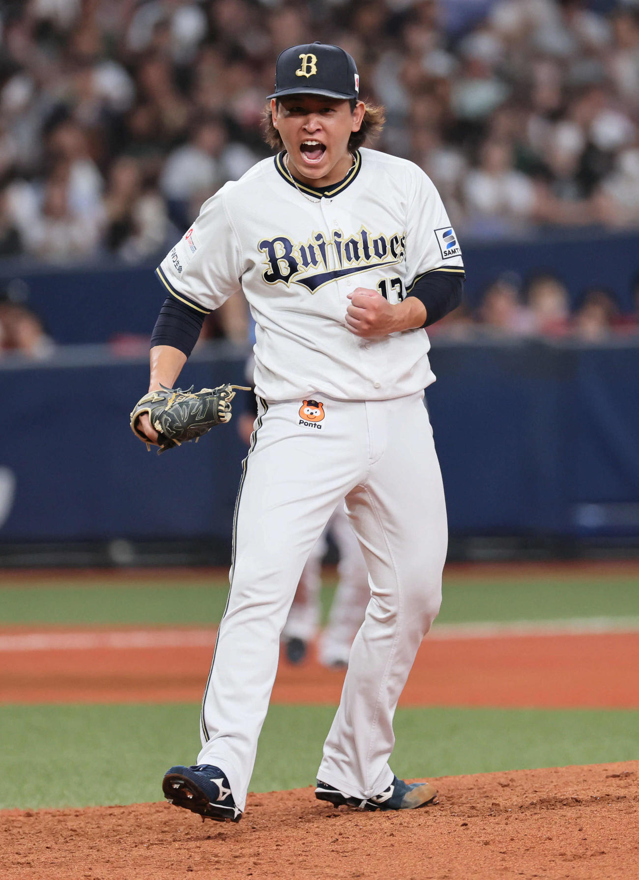 オリックス対ロッテ　オリックス先発の宮城は8回を無失点に抑えてガッツポーズ（撮影・宮崎幸一）